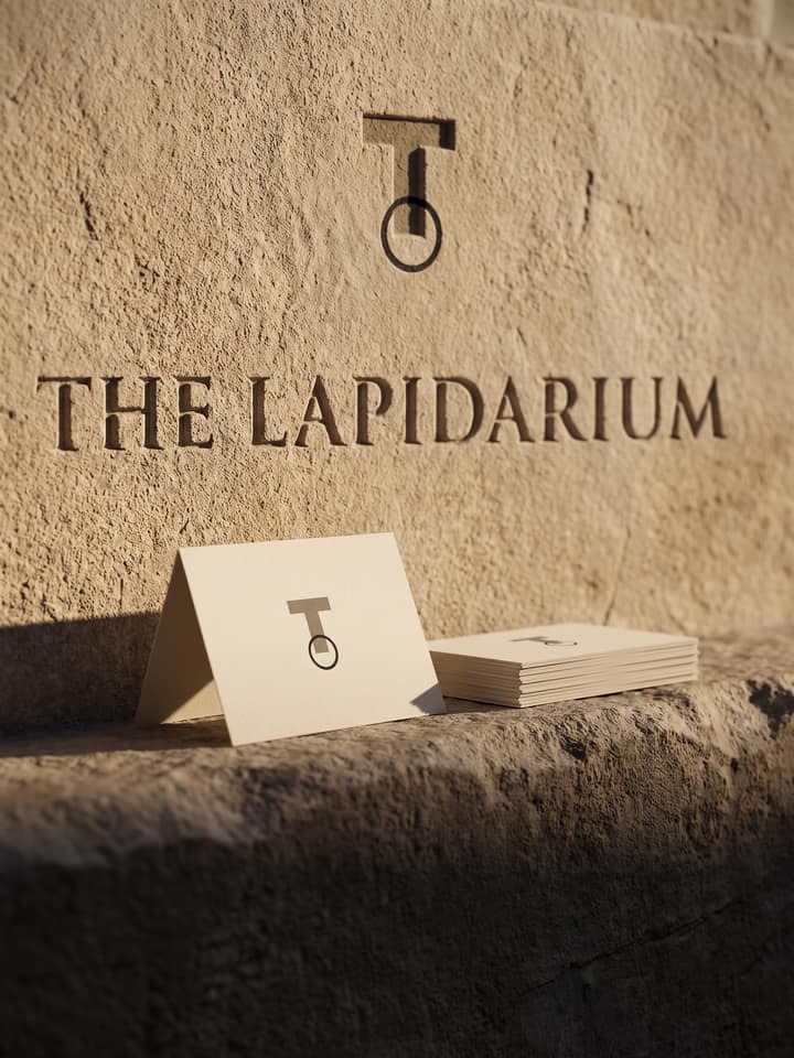 The Lapidarium, identitatea pe care o produce acest șablon, aplicată