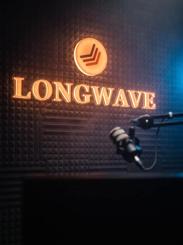 Longwave, identitatea pe care o produce acest șablon, aplicată