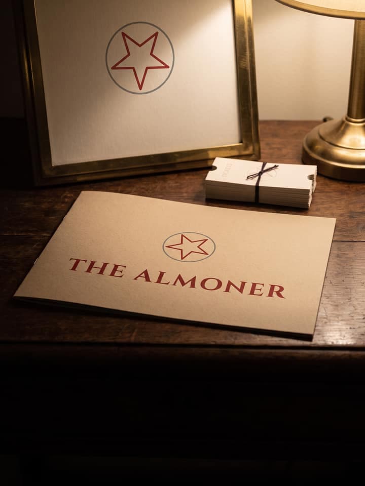 The Almoner, identitatea pe care o produce acest șablon, aplicată